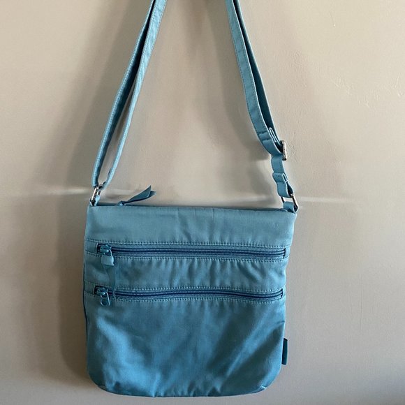 VERA BRADLEY OVER SHOULDER LITE BLUE - Picture 2 of 5